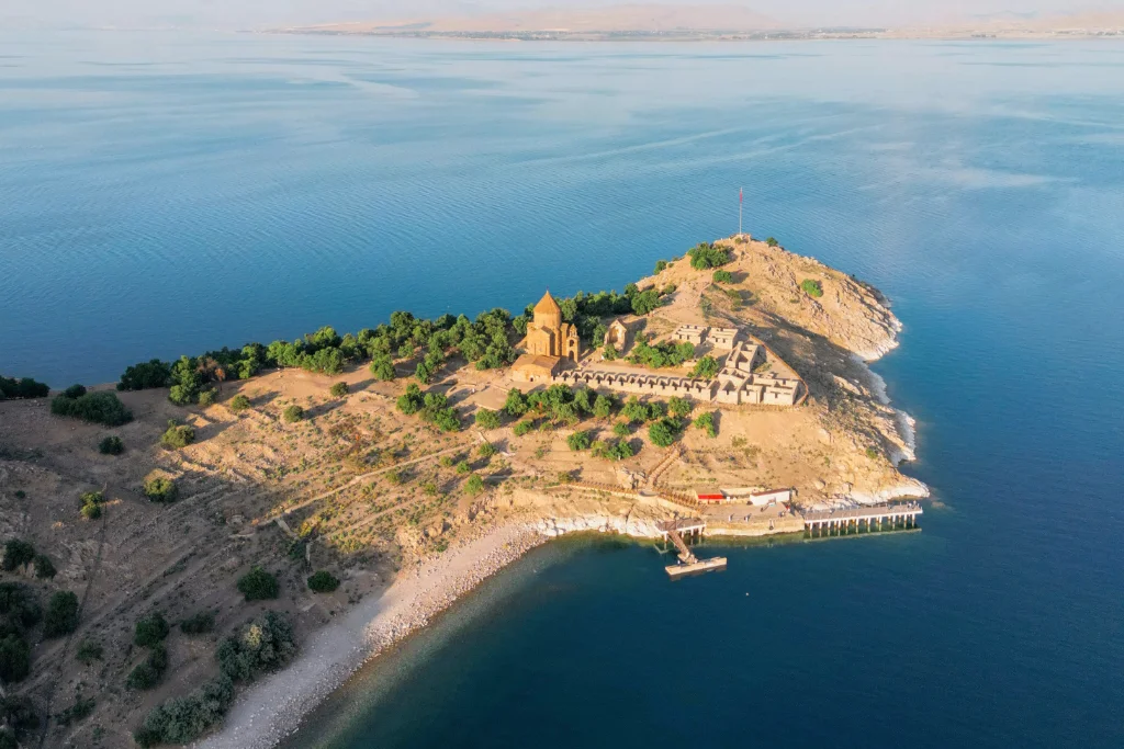 Близко к центру